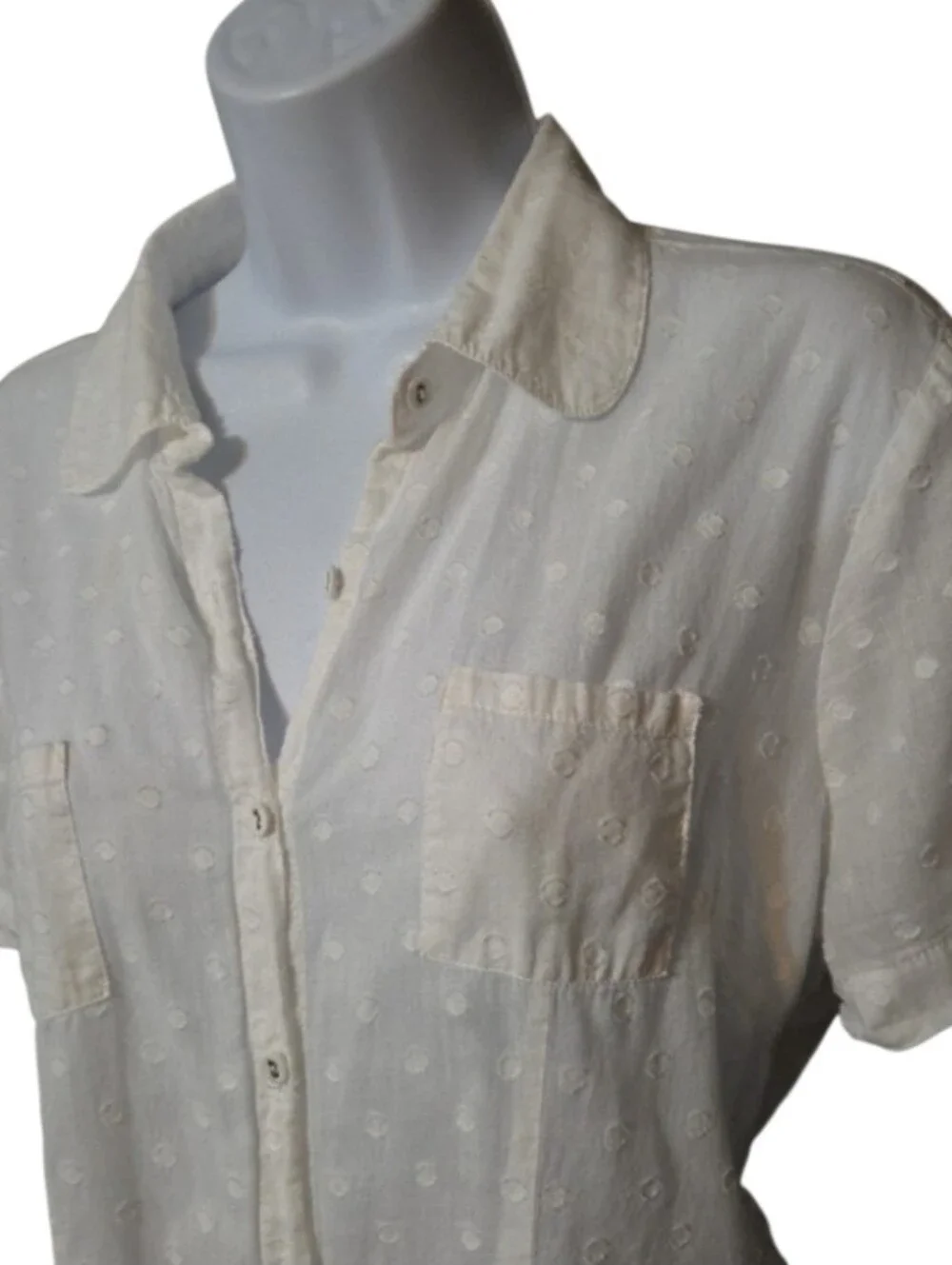 Alexandra Bartlett White Dot-Embossed Short Sleeve Button Up Top - Picture 4 of 7